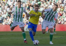 Ledesma sostiene al Cádiz en el Villamarín