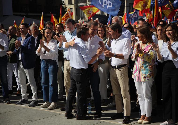 Miles de banderas por «la igualdad» y la Constitución como ariete contra el PSOE