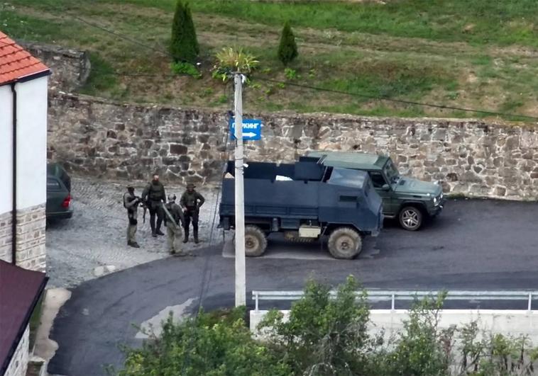 Un grupo armado serbio mantiene en tensión a Kosovo durante dieciocho horas