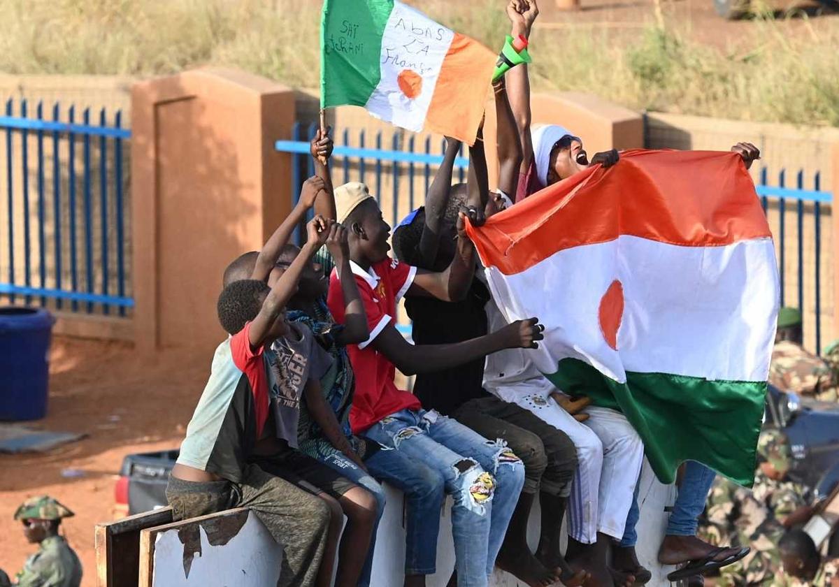 Nigerianos celebran el golpe de Estado con una bandera nacional con el mensaje de «Abajo Francia»