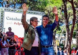 El líder del PSC, Salvador Illa, y el presidente del Gobierno en funciones, Pedro Sánchez, saludan durante la Festa de la Rosa del PSC, en la Pineda de Gavà.