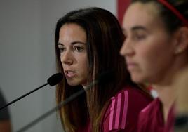 Aitana Bonmatí y Mariona Caldentey, durante la rueda de prensa en Córdoba.