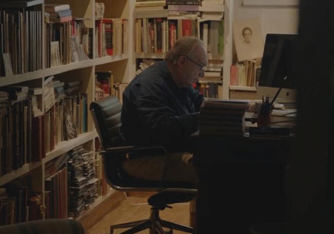 Fernando Méndez-Leite en el estudio de su casa madrileña en el documental.