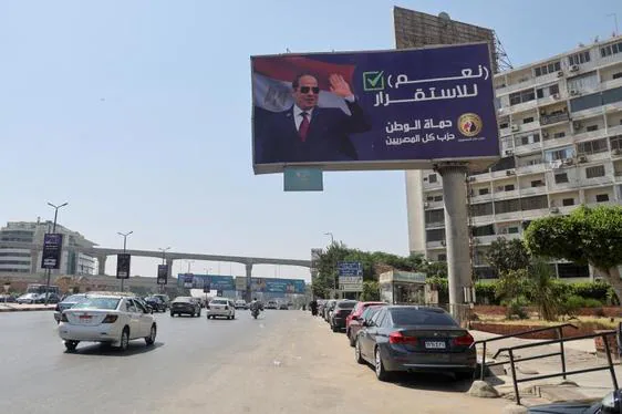 Al cartel publicitario recomienda el voto para Al-Sisi.