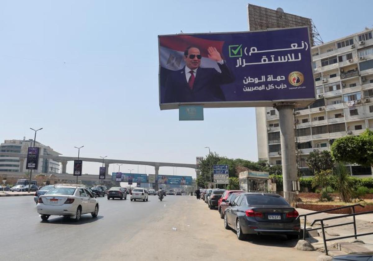 Al cartel publicitario recomienda el voto para Al-Sisi.