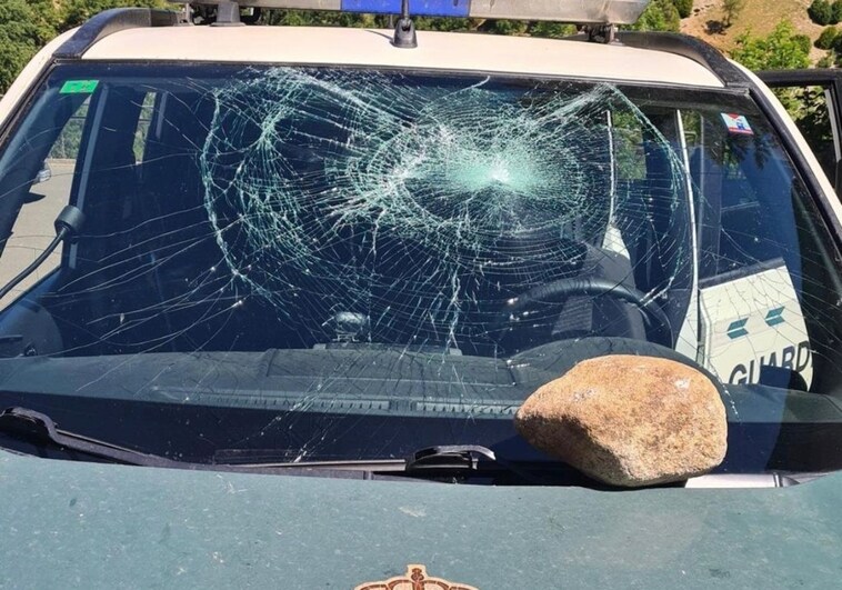 Condenado por reventar la luna de un vehículo de la Guardia Civil con una piedra de diez kilos