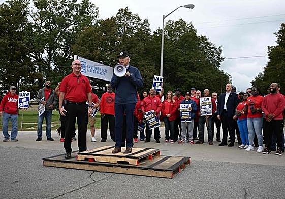Joe Biden se dirigió este martes, megáfono en mano, a los huelguistas del sector automovilístico en la localidad de Van Buren.