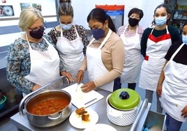 Curso de cocina en un centro para personas sin hogar de Cáritas en Miranda de Ebro.