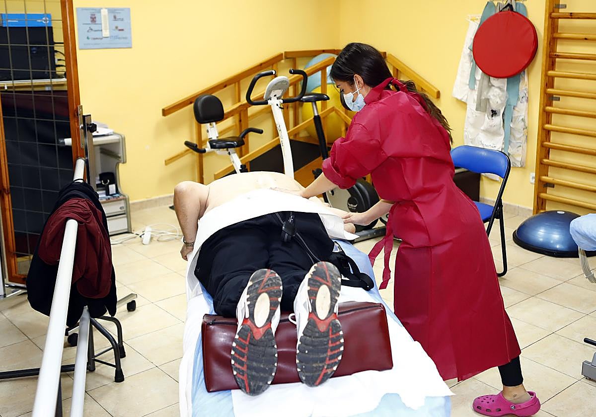 Un paciente de esclerosismúltiple recibe un tratamiento de fisioterapia.
