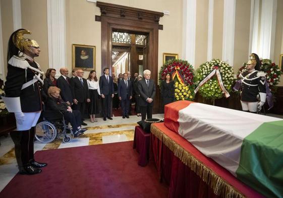 El féretro de Giorgio Napolitano en la Cámara de Montecitorio, en Roma.