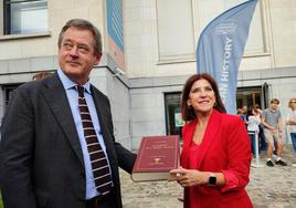 El consejero de Cultura y Política Lingüística, Bingen Zupiria, y la eurodiputada Izaskun Bilbao muestran el diccionario en euskera que han entregado al Museo de Historia Europea.