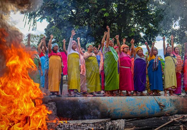 Kuki kadınları Manipur'da protesto yapıyor.