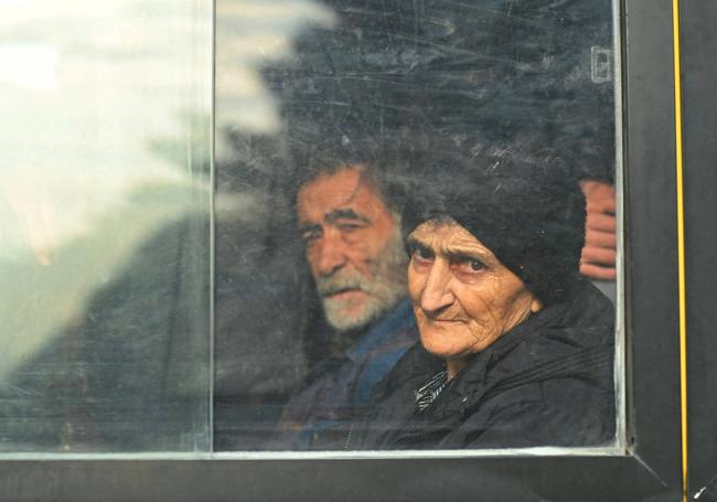 Desplazados de Nagorno Karabaj de camino a Armenia.