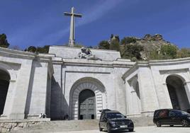 Dos coches fúnebres en abril pasado en el Valle de Cuelgamuros, en San Lorenzo del Escorial (Madrid).