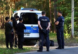 Una patrulla de la Policía alemana vigila la frontera del país con Polonia.