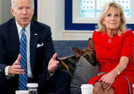 Joe y Jill Biden con Commander en medio, en la Casa Blanca en diciembre de 2021.