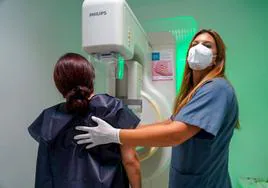 Una mujer se realiza una mamografía en Sevilla.