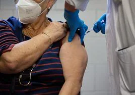 Una mujer se vacuna contra la covid en Madrid.