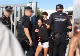 Policías ante el Instituto de Educación Secundaria (IES) Elena García Armada de Jerez de la Frontera