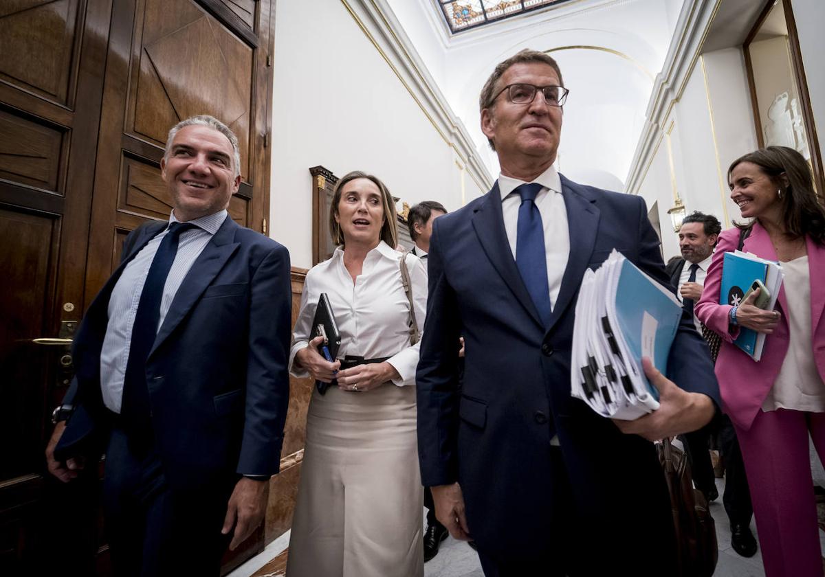 El coordinador general del PP, Elías Bendodo, la secretaria general del PP, Cuca Gamarra, y el líder del PP y candidato a la Presidencia del Gobierno, Alberto Núñez Feijóo