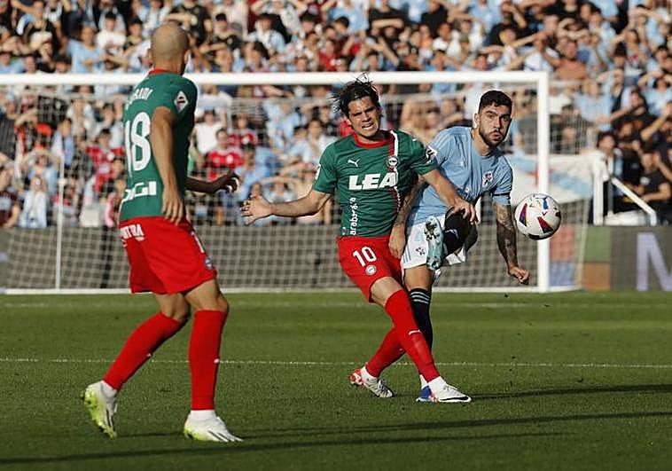 El Alavés suma un punto en Balaídos ante un Celta en inferioridad