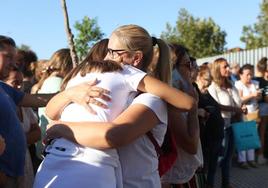 Dos mujeres se abrazan en el Instituto de Educación Secundaria (IES) Elena García Armada de Jerez de la Frontera (Cádiz)