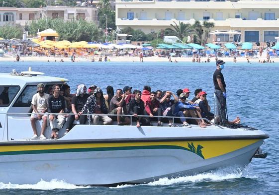 Un grupo de migrantes llega a la isla italiana de Lampedusa.