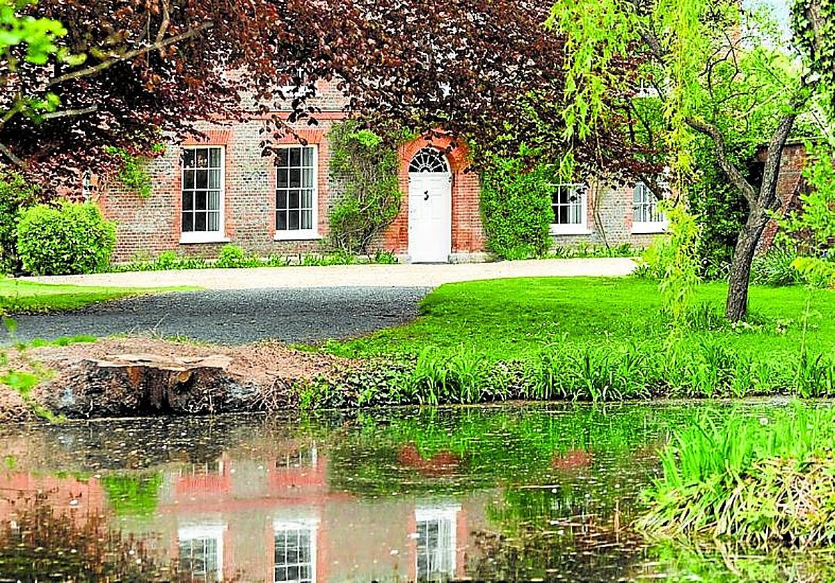 La mansión con estanque donde reside Boris Johnson.