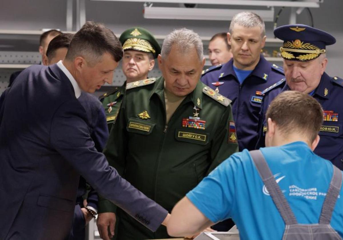 El ministro de Defensa ruso, Serguéi Shoigú, durante una visita el miércoles a una empresa fabricante de misiles de la región de Moscú.