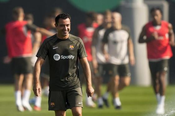 Xavi Hernández sonríe durante el entrenamiento de este jueves.