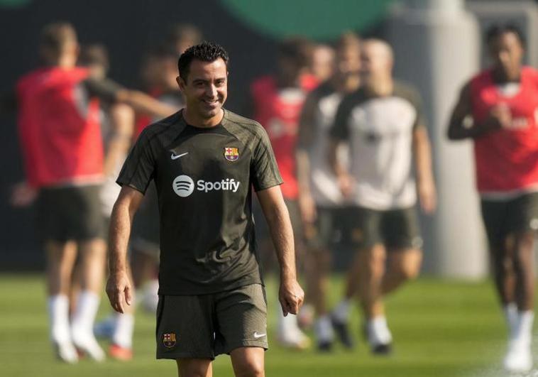 Xavi Hernández sonríe durante el entrenamiento de este jueves.