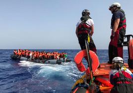 La tripulación del 'Ocean Viking' rescata a un grupo de migrantes en aguas del Mediterráneo.