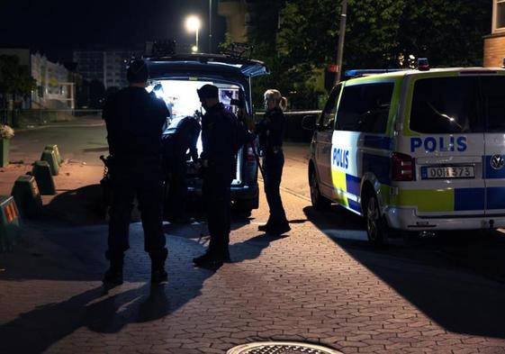 La Policía recoge pruebas en el escenario de un tiroteo el pasado jueves en la localidad sueca de Jordbro.