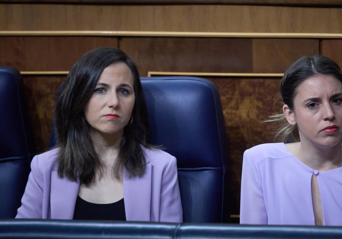 Las ministras en funciones Ione Belarra e Irene Montero en la sesión del Congreso de abril pasado tras aprobarse la reforma impulsada por el PSOE del 'solo sí es sí'.