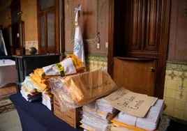 Documentos de las elecciones presidenciales en Guatemala, colocados sobre una mesa tras la redada de la Fiscalía.