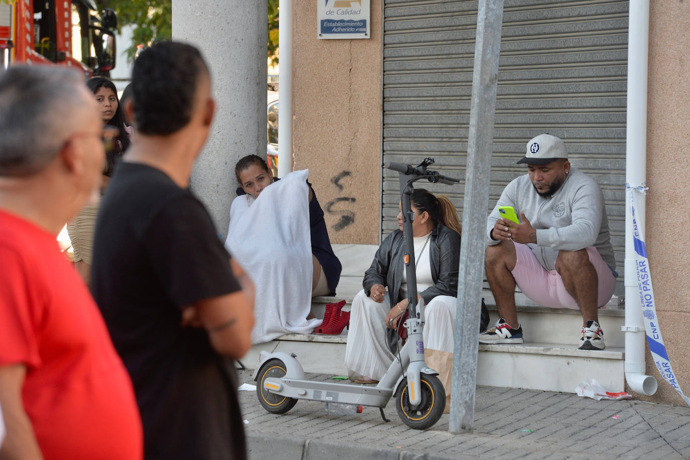 Personas esperan a las afueras del local noticias de los desaparecidos.