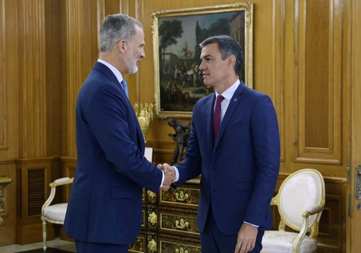 Felipe VI saluda a Pedro Sánchez en la primera ronda de consultas