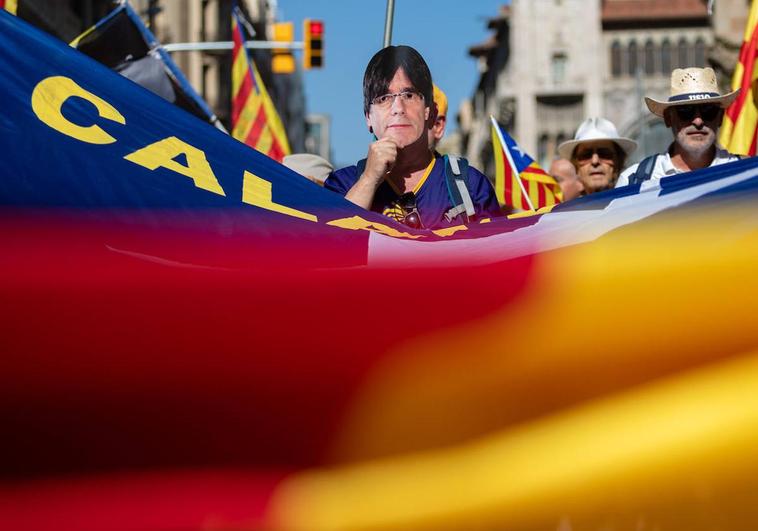 Varios miles de personas se manifestaron este domingo por las calles en el sexto aniversario del referéndum del 1-O, convocadas por la ANC y otras entidades.