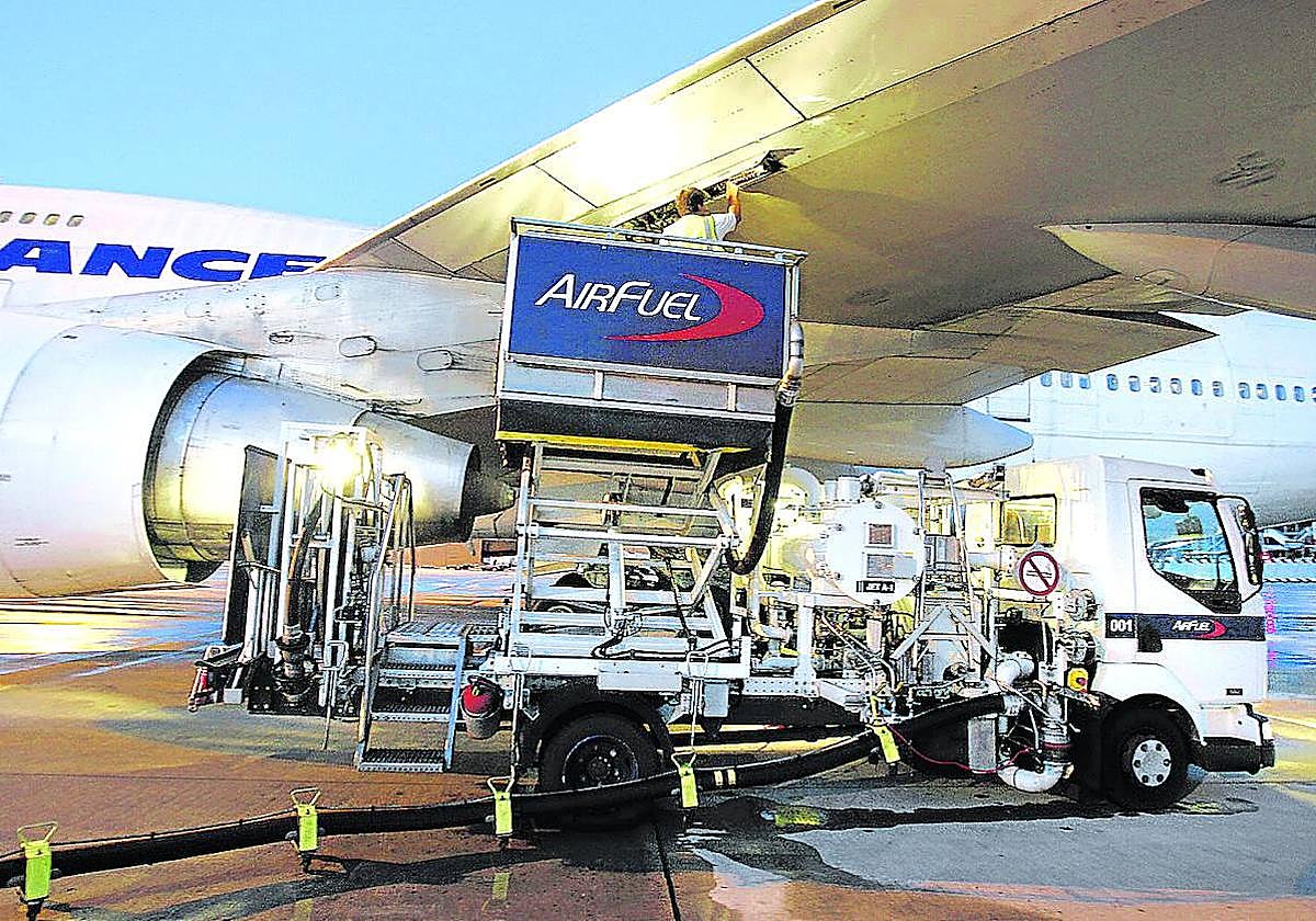 Un 'jumbo' de Air France reposta en París.