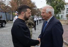 Volodímir Zelenski estrecha la mano a Josep Borrell, este domingo en Kiev.