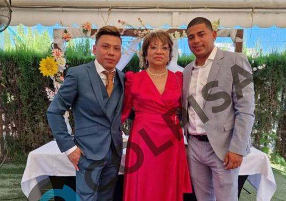 Eric, el cumpleañero, posa a la izquierda junto a su madre Marta, y su hermano Sergio.