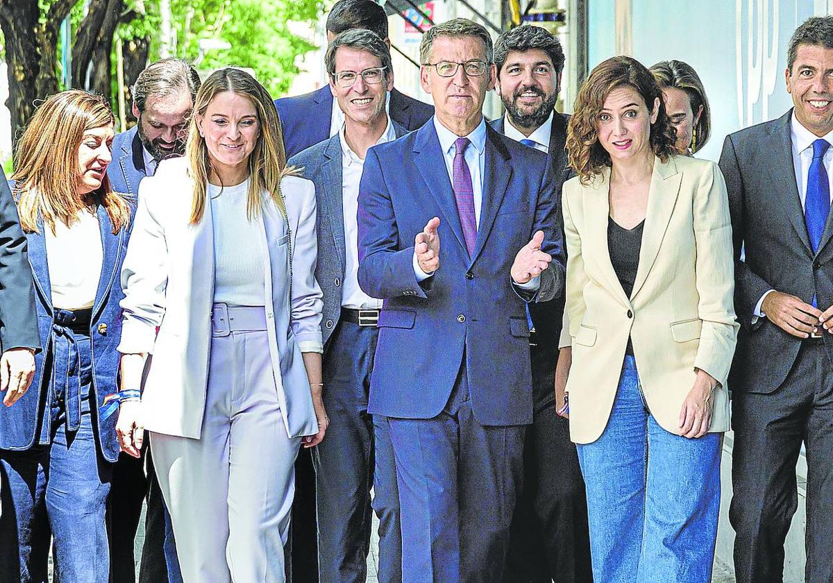 Feijóo camina junto a los presidentes autómicos del PP camino de la sede de Génova.