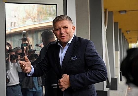 Robert Fico, se dirige a la conferencia de prensa tras proclamarse vencedor de las elecciones en Eslovaquia.