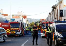 Varias unidades de bomberos y de la Policía Nacional junto a las discotecas de Murcia siniestradas.