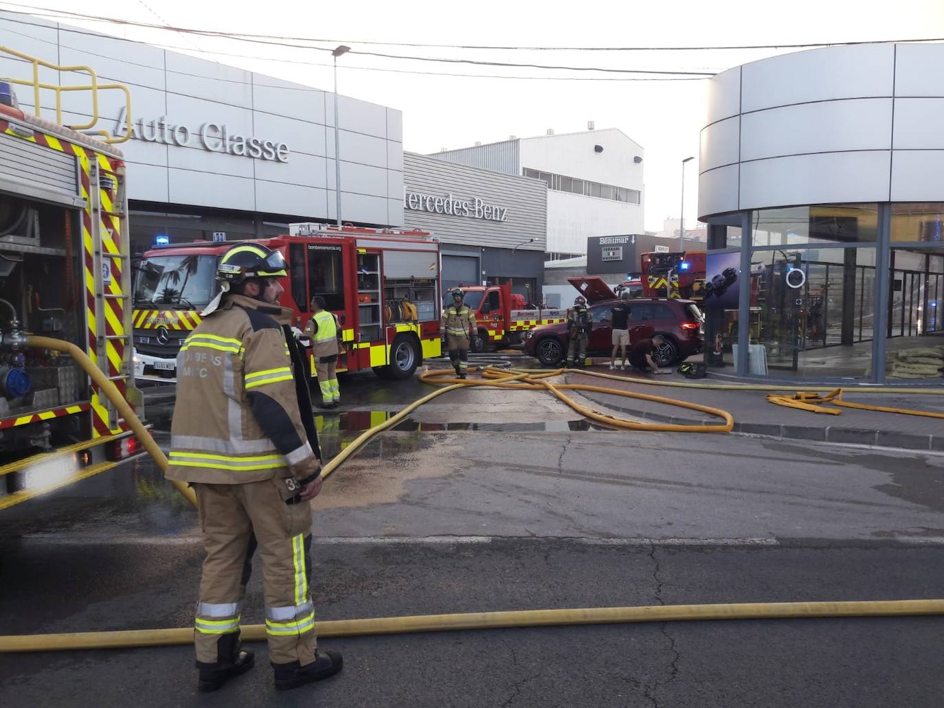 Los bomberos trabajan en uno de los accesos de la discoteca. 