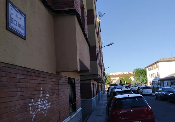 La calle donde ocurrieron los hechos. A la derecha, el cuartel de la Guardia Civil en Torrijos