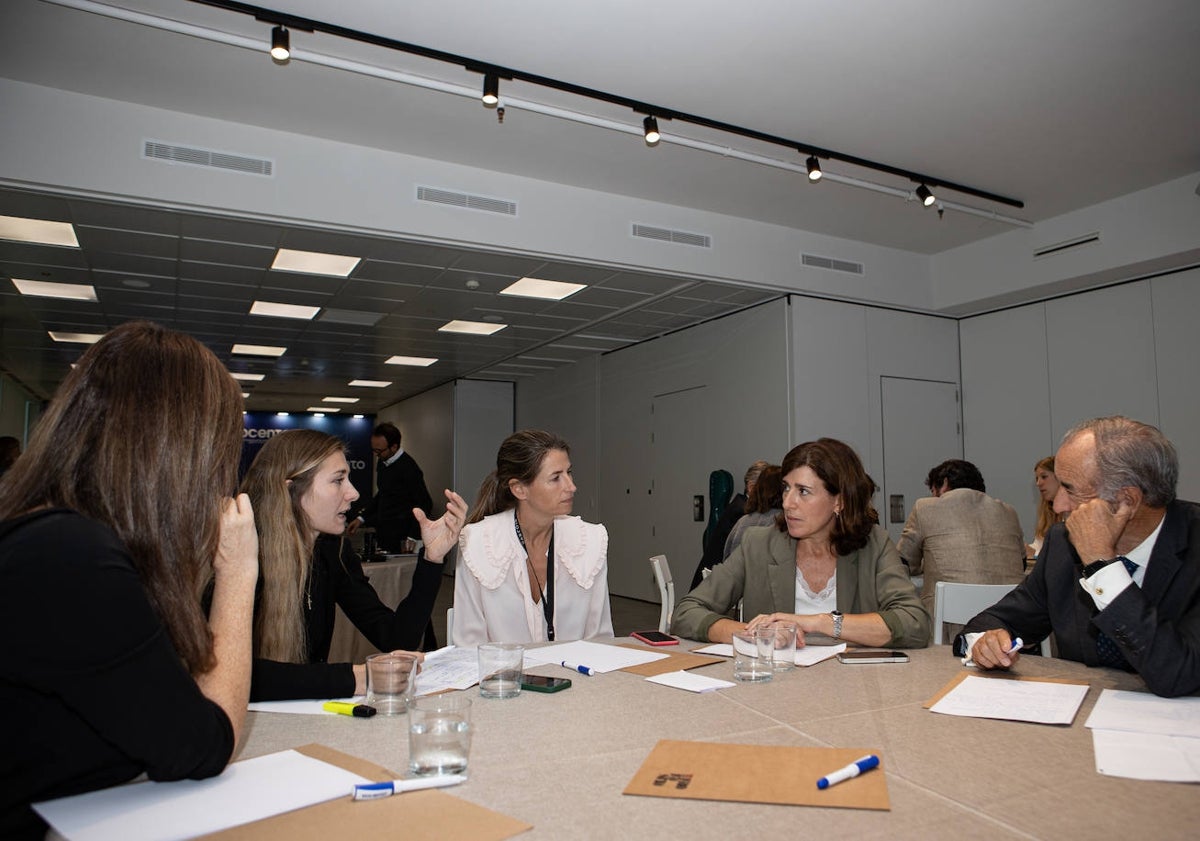 Imagen principal - Arriba, de izquierda a derecha, Ana Clara Martines, directora de Comunicación y Engagement de L'Oréal España y Portugal (de espaldas); Alexandra Jausas, Strategy Manager de Mahou San Miguel; Mariana Ramonell, directora de Sostenibilidad de Vocento; Beatriz Sánchez Guitián, directora general de la Fundación Máshumano; y Jesús Sáinz, vicepresidente de Puy du Foy. Abajo, María Garrido, consultora del equipo de Marcas de Prodigioso Volcán, y Hugo Giralt, socio fundador y CEO de Propelland.