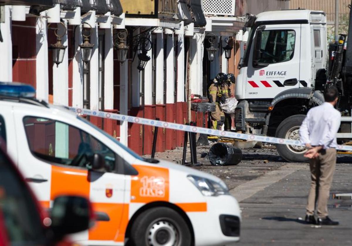 Bomberos de Murcia trabajan frente al Teatre, en la zona de ocio de Las Atalayas.