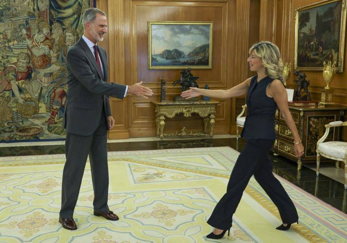 Imagen principal - Felipe VI recibe en la Zarzuela a Yolanda Díaz (Sumar), Santiago Abascal (Vox) y Cristina Valido (Coalición Canaria) en el marco de la segunda ronda de contactos para la investidura.