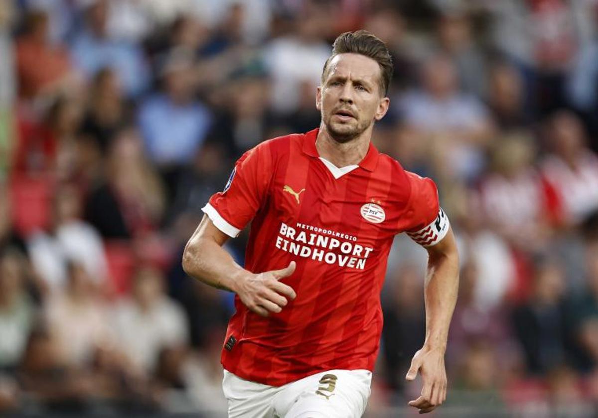 Luuk de Jong celebra un gol con el PSV.